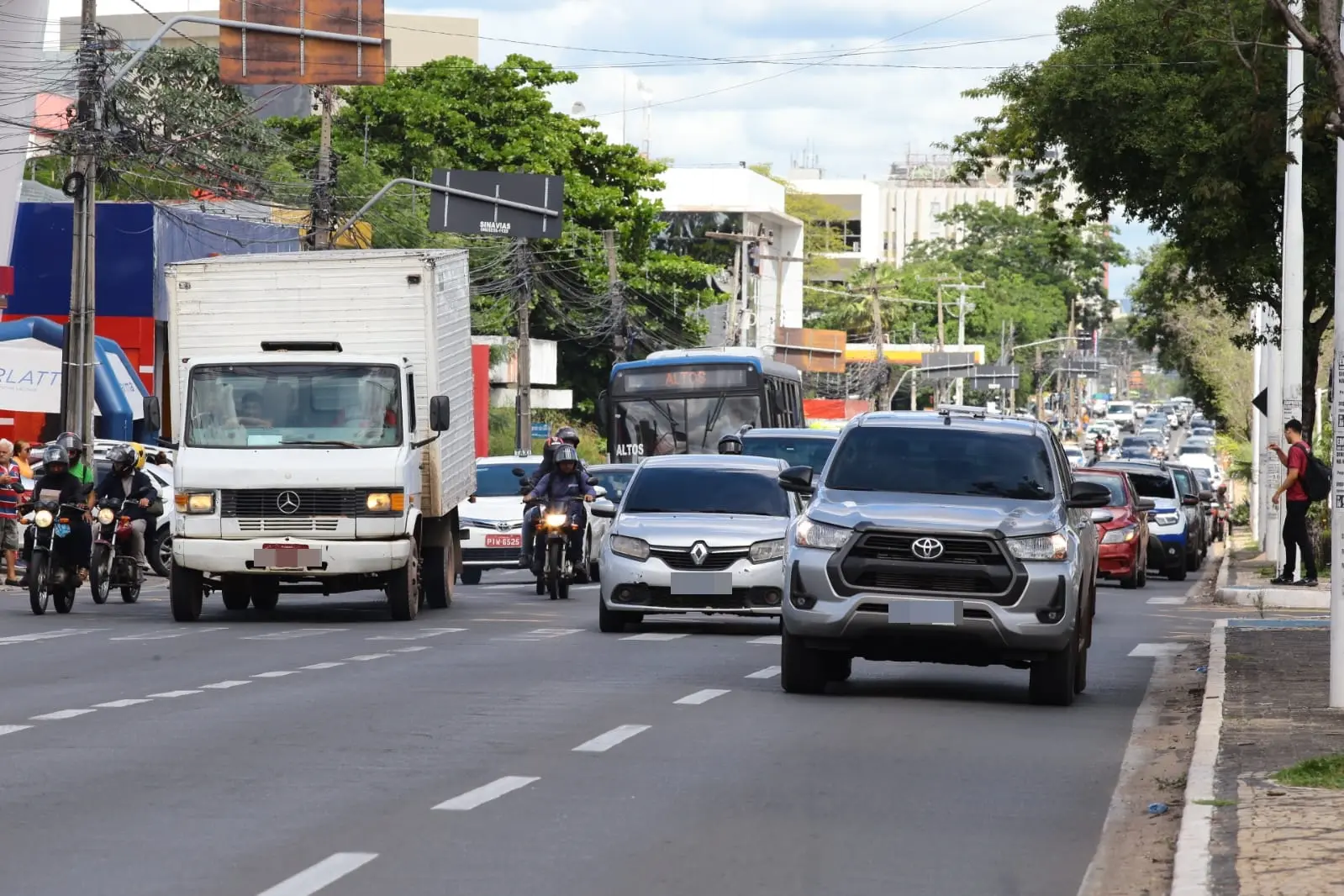 Adesivo eleitoral em veículo pode afetar cobertura do seguro; entenda os cuidados