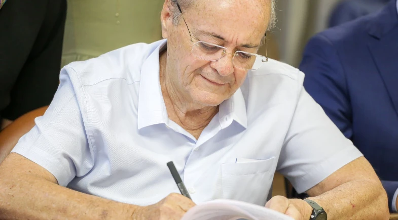 Sílvio Mendes sanciona lei que restringe uso de banheiros femininos em Teresina