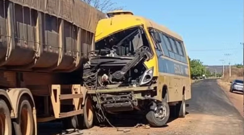 Ônibus escolar bate na traseira de carreta parada na PI-144, no Sul do Piauí