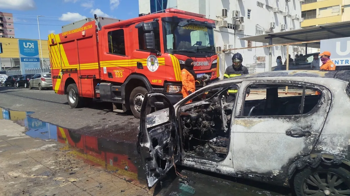 Segundo carro pega fogo no mesmo dia e fica destruído no Centro de Teresina