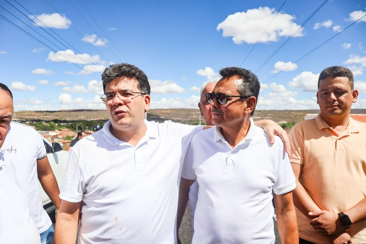 Rafael Fonteles vistoria obras de rodovias, pavimentação e estádio em quatro municípios do Piauí