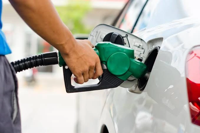 Mistura de 32% de etanol na gasolina gera debate sobre preços e possíveis impactos nos veículos