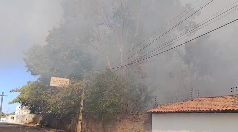 Incêndio atinge terreno próximo a casas e escola na Avenida Kennedy, em Teresina
