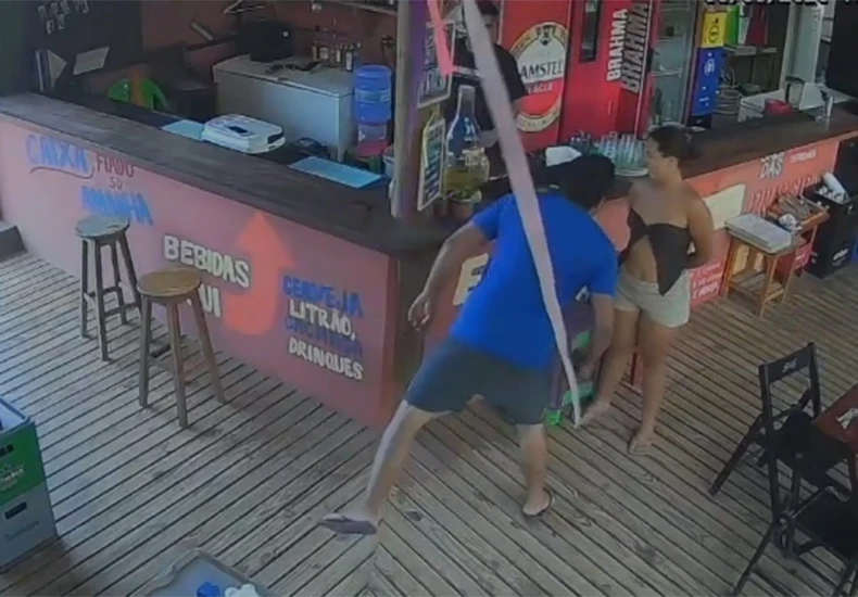 Turista cospe no rosto de garçonete durante confusão em bar de Barra Grande