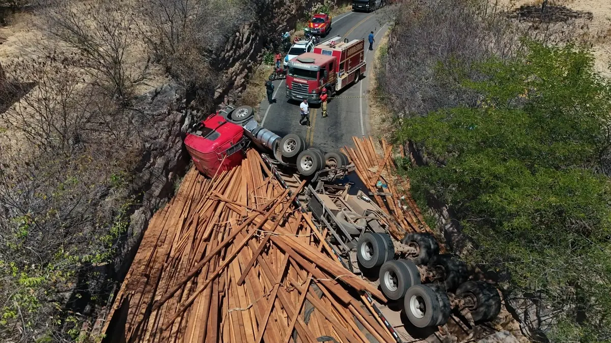 Carreta carregada de madeira tomba e deixa trecho parcialmente interditado em São Raimundo Nonato