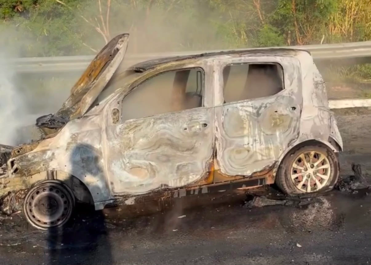 Cabeleireiro agradece a Deus após escapar ileso de incêndio que destruiu carro em Teresina