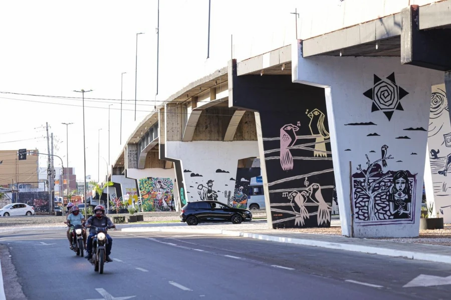 Mulher fica gravemente ferida após acidente envolvendo moto por aplicativo e carreta na zona Sul de Teresina