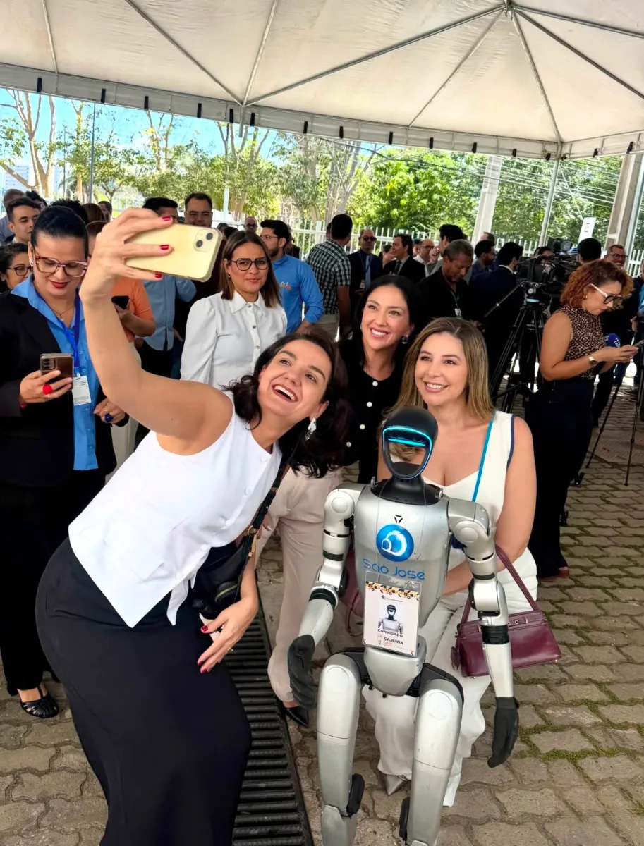 Robô humanoide Joseph, do Instituto São José, participa da inauguração do Cajuína Lab no TRE-PI
