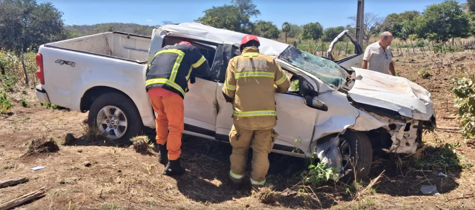 Quatro pessoas ficam feridas após caminhonete sair da pista na BR-316, em Elesbão Veloso