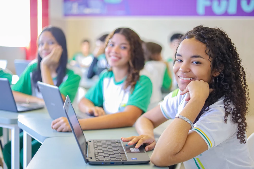 Quase metade dos estudantes brasileiros usa inteligência artificial para estudar, aponta Pisa 2025