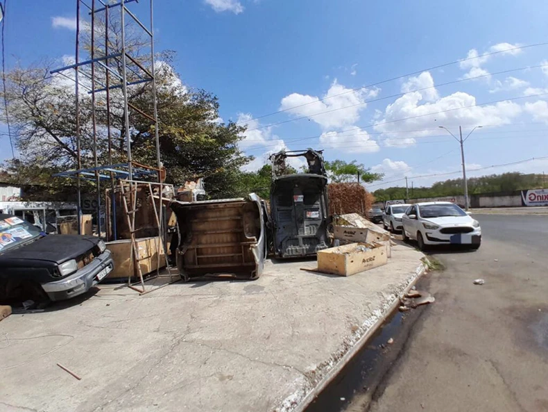 Fiscalização notifica 15 sucatas e ferros-velhos por ocupação irregular na Avenida Maranhão