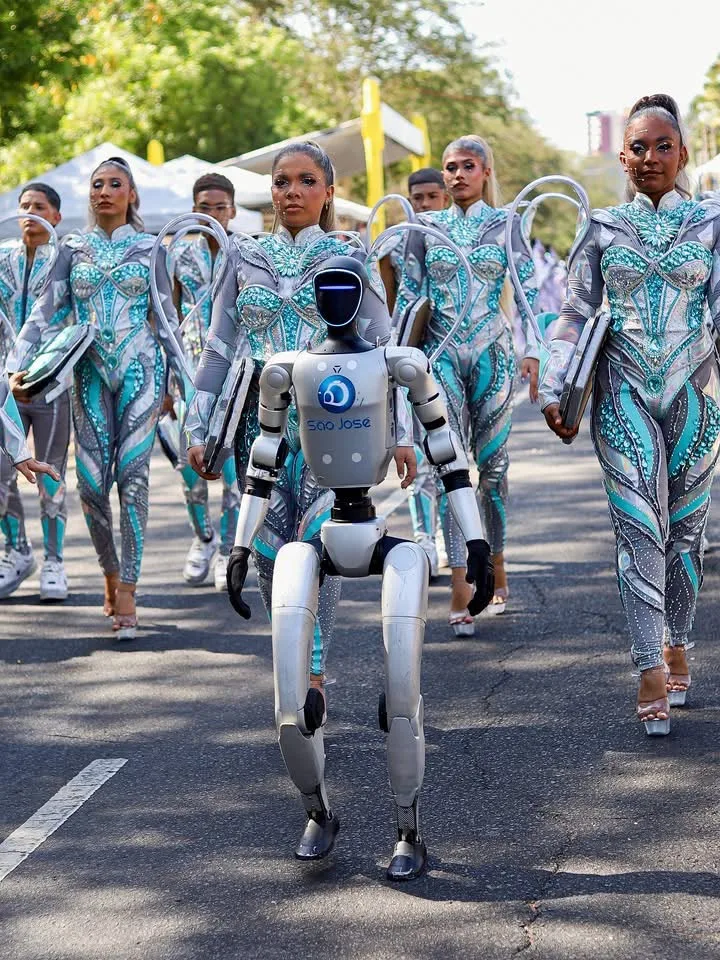Robô humanoide Joseph, do Instituto São José, chama atenção no desfile de 7 de Setembro em Teresina