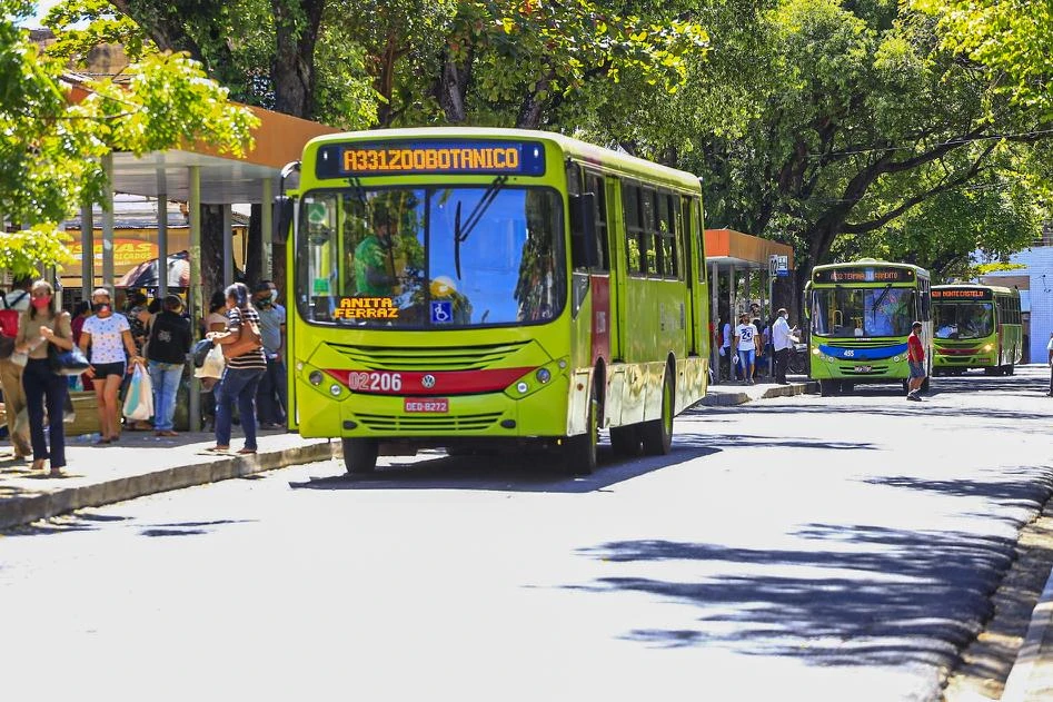 Prefeitura anuncia compra de 96 ônibus, licitação de 500 paradas e novas linhas em Teresina