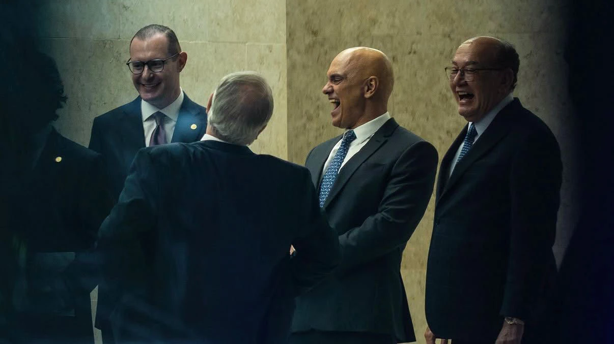 Foto feita por fresta no STF viraliza ao mostrar Moraes sorrindo em meio à crise envolvendo Vorcaro