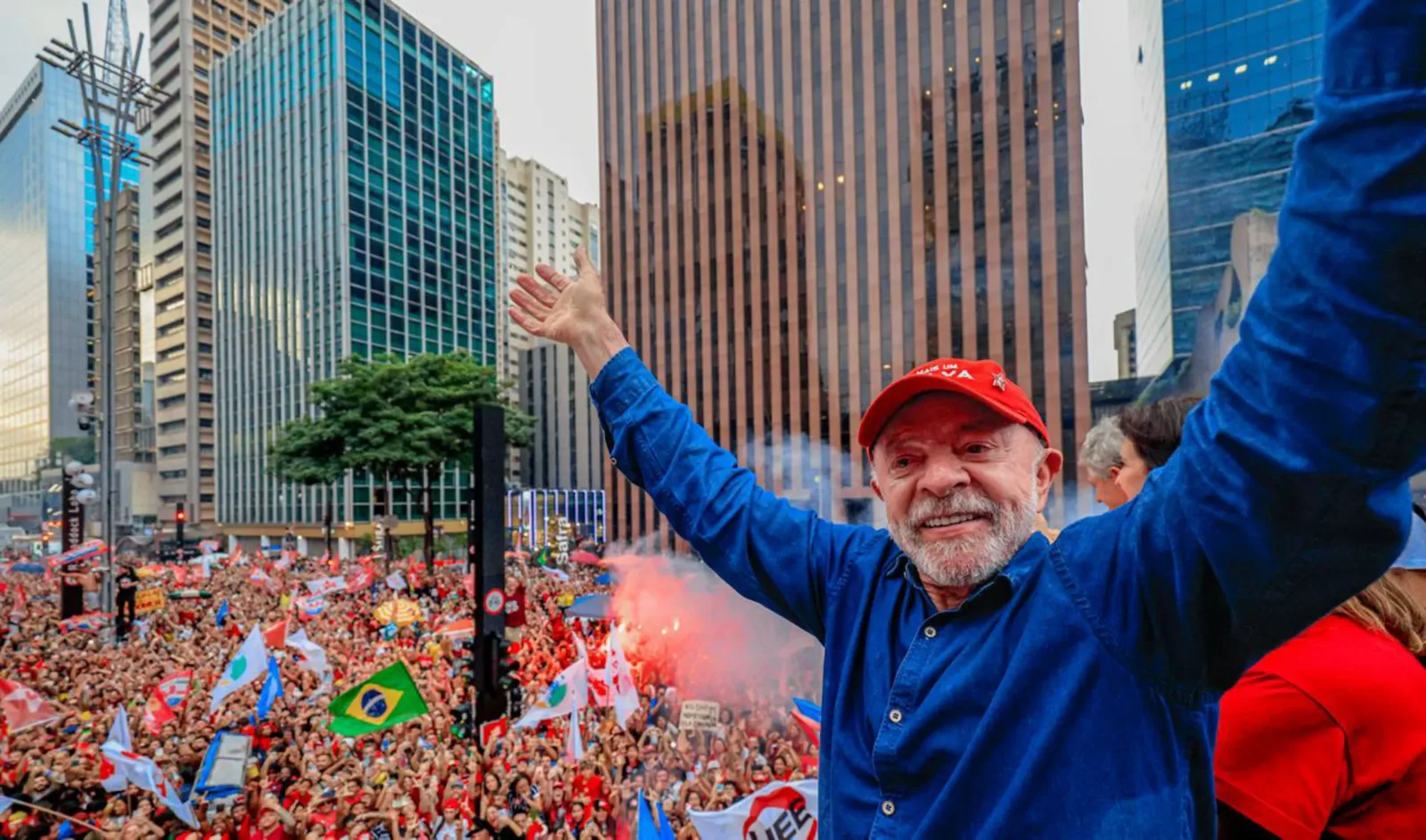 ELEIÇÕES 2026: Lula vira disputa contra Flávio Bolsonaro e é reeleito presidente do Brasil